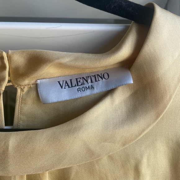 Gorgeous vintage Valentino light yellow mixed-silk blouse - Picture 2 of 9